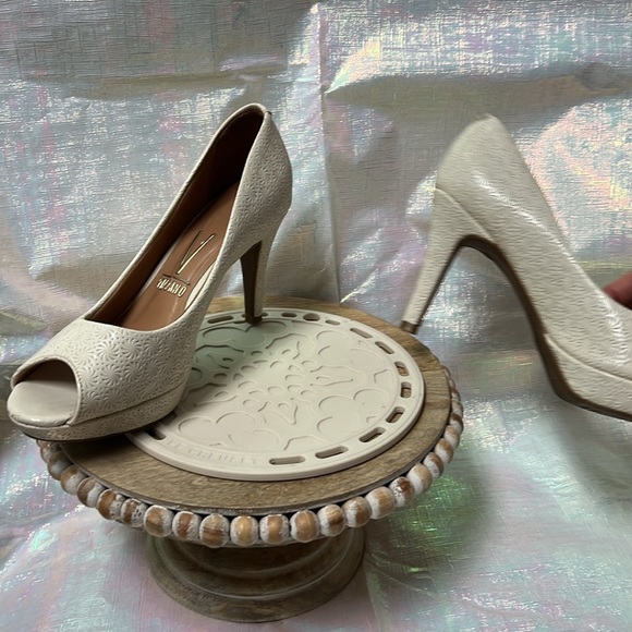 Vizzano cream open toed pumps. Size 7 or 36 European - Picture 2 of 6